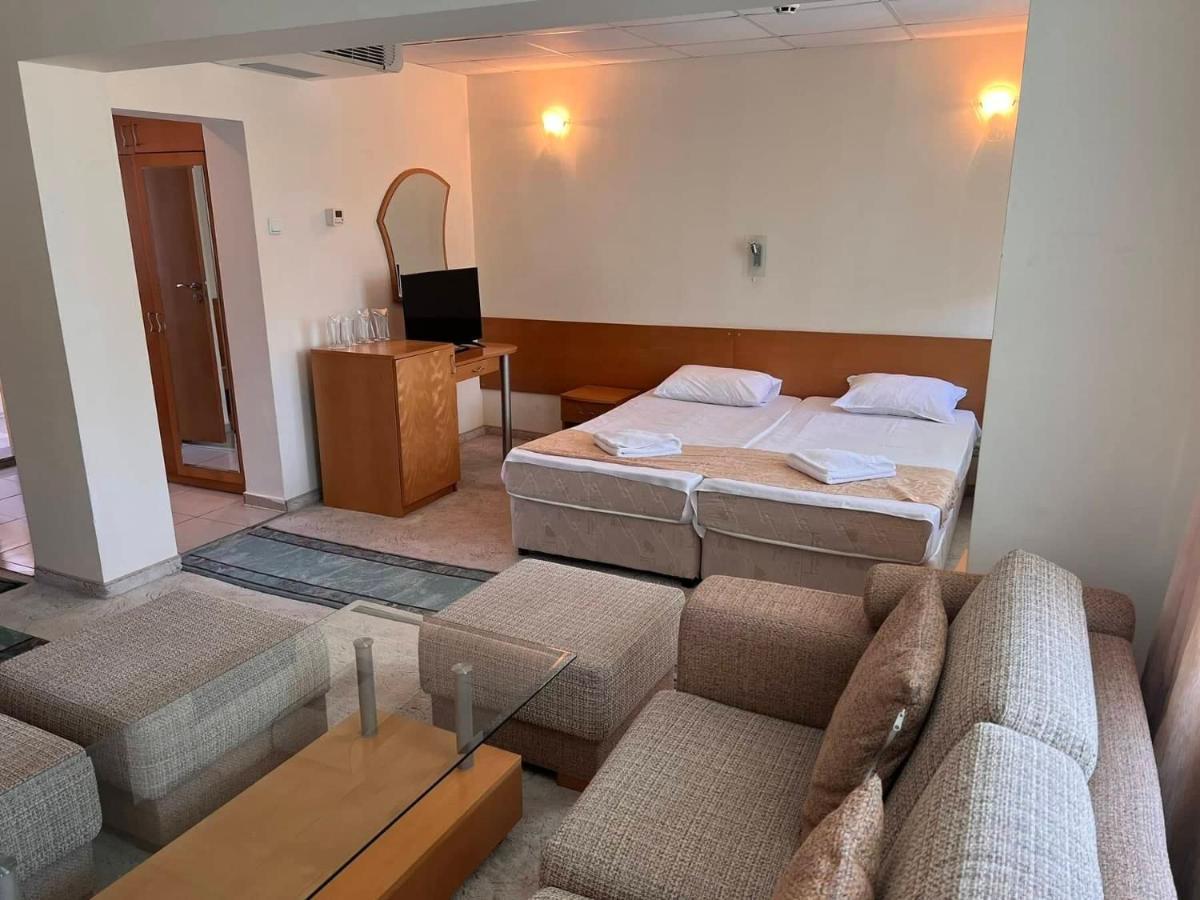 Хотел Диамант Hotel Diamond Baltsjik Buitenkant foto